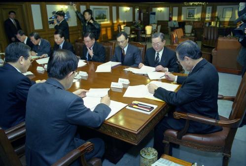 김종필 국무총리 실업대책위원회 회의주재 이미지