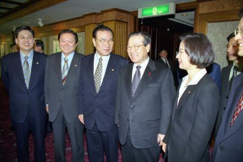 김종필 국무총리 양당 국제통화기금(IMF) 환란조사특별위원회 위원과 오찬 이미지