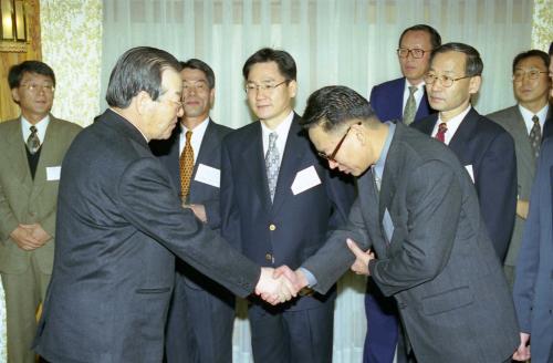 김종필 국무총리 재외문화홍보관 및 관광공사 해외지사장과 오찬 이미지