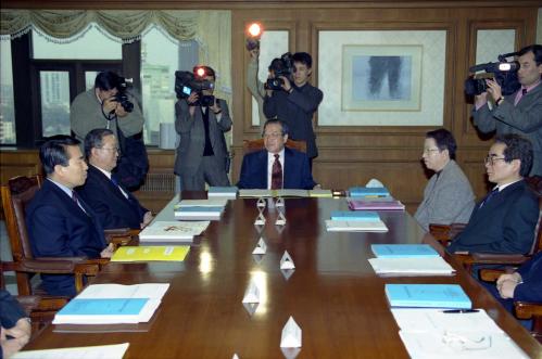 김종필 국무총리 실업대책위원회 참석 이미지