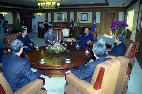 김종필 국무총리 임명장 수여식(박충생 경상대학교 총장, 배병희 군산대학교 총장, 김기탁 상주대학교 총장, 권정호 진주교육대학교 총장, 최한수 원주대학 총장) 이미지