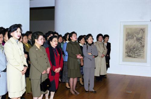 김종필 국무총리 부인 박영옥 여사 '소정과 금강산' 전시 관람 이미지