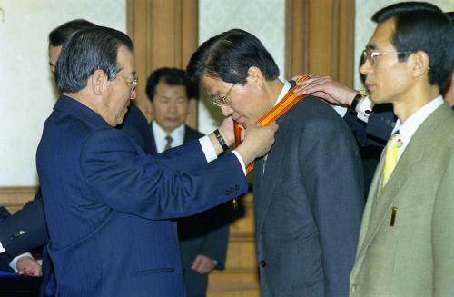 김종필 국무총리 공직기강확립 유공자 포상 수여 이미지