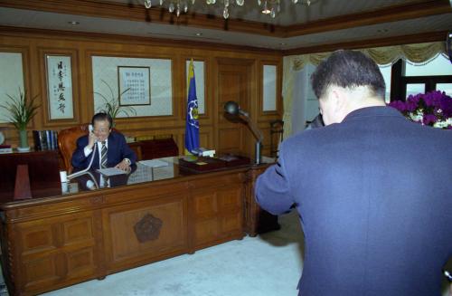 김종필 국무총리 오부치 게이조 일본 총리와 전화 이미지