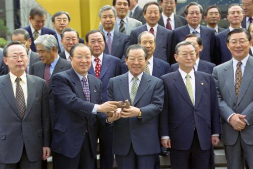 김종필 국무총리 증권거래소 방문 이미지