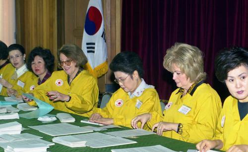 김종필 국무총리 부인 박영옥 여사 적십자 수요봉사회 참석 이미지