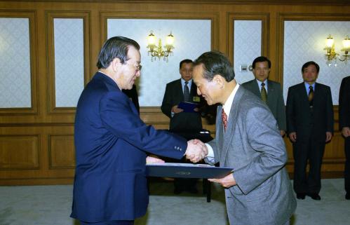 김종필 국무총리 이진설 서울산업대학교 총장 임명장 수여식 이미지