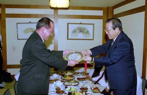 김종필 국무총리 전 국무총리실 간부 기념패 증정, 만찬 이미지