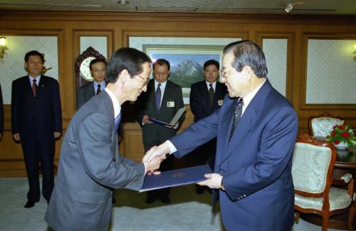 김종필 국무총리 임승달 강릉대학교 총장 임명장 수여식 이미지