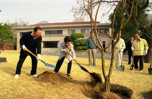 김종필 국무총리 부부 제54회 식목일 공관 기념식수 이미지