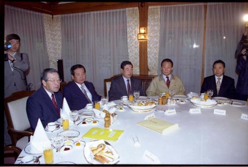 김종필 국무총리 노동관계장관 조찬회의 주재 이미지