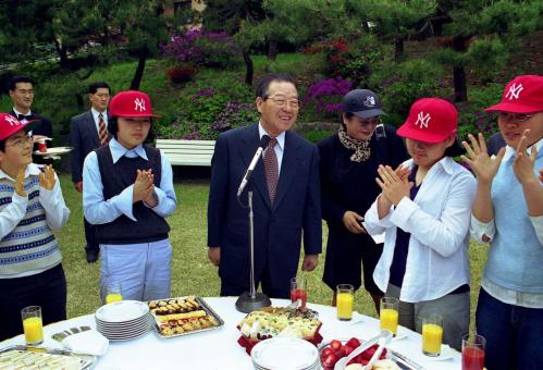 김종필 국무총리 낙도어린이 초청 다과회 이미지