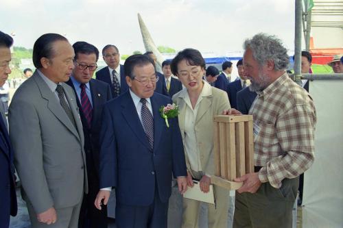 김종필 국무총리 제1회 부여국제현대조각 심포지엄 행사장 참관 이미지