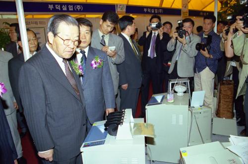 김종필 국무총리 '99 대한민국 조달물자전 개막식 참석 이미지