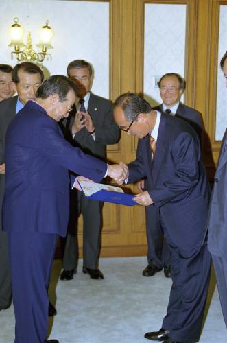 김종필 국무총리 '99 공공부문 경영혁신대회 우수기관 시상식 참석 이미지