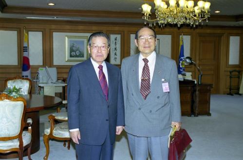 김종필 국무총리 육관사관학교 동기생과 기념촬영 이미지