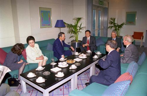 김종필 국무총리 런던 히드로국제공항 출발 이미지