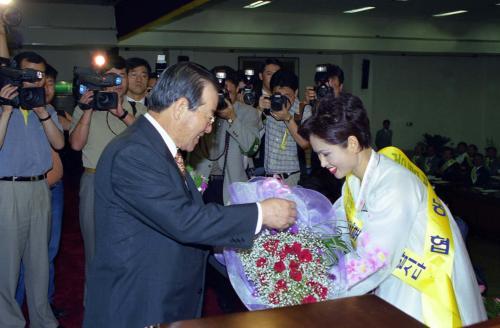 김종필 국무총리 범국민 꽃이용 생활화 결의대회 참석 이미지