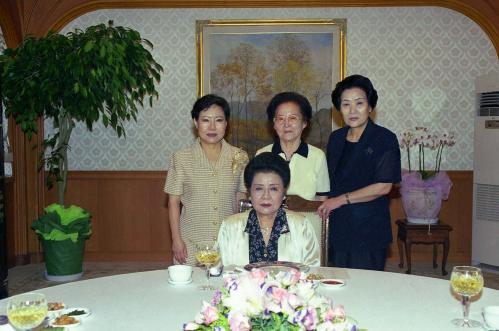 김종필 국무총리 부인 박영옥 여사 국회의원 부인과 오찬 이미지