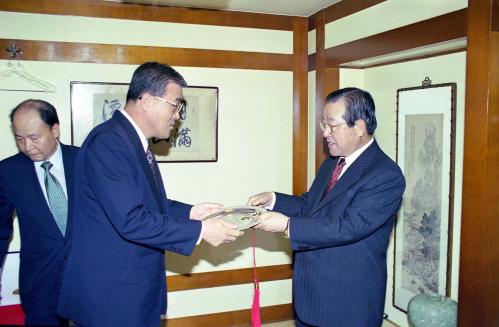 김종필 국무총리 조건호 비서실장, 인경석 사회ㆍ문화조정관 재직기념패 수여식 이미지