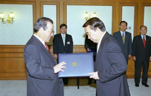 김종필 국무총리 이택휘 서울교육대학교 총장 임명장 수여식 이미지