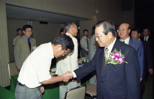 김종필 국무총리 중소기업인대회 현장민원실 방문 이미지