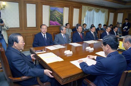 김종필 국무총리 실업대책위원회 회의 주재 이미지