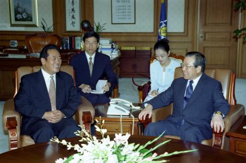 김종필 국무총리 중국 민정부장 접견 이미지