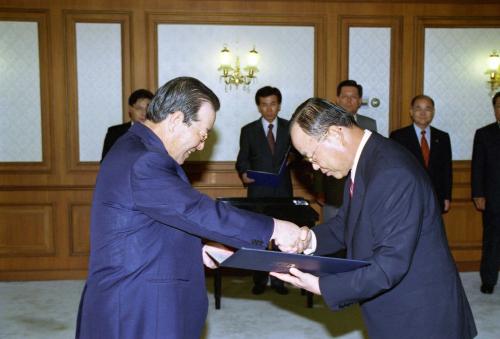 김종필 국무총리 박재윤 부산대학교 총장 임명장 수여식 이미지