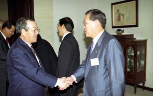 김종필 국무총리 주일본 대사관저 및 대사관 청사 방문 이미지