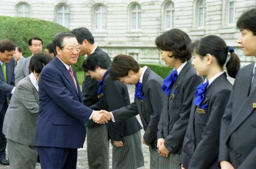 김종필 국무총리 일본 영빈관 직원 격려 이미지