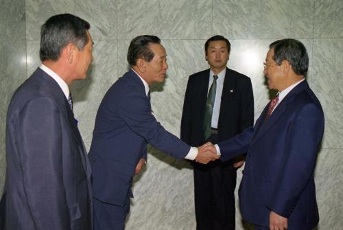 김종필 국무총리 교토역 도착행사 참석 이미지