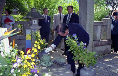 김종필 국무총리 왕인박사묘 참배 이미지