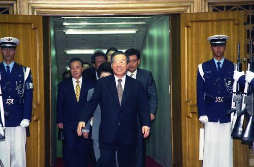 김종필 국무총리 서울 공항 도착 귀국행사 이미지