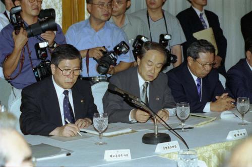 김종필 국무총리 고위당정회의 주재 이미지