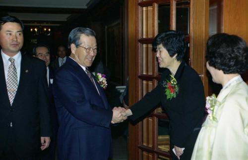 김종필 국무총리 장명수 한국일보 사장 취임 축하연 참석 이미지