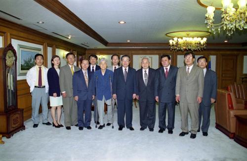 김종필 국무총리 재외동포특별법재정 관련 대표단 기념촬영 이미지