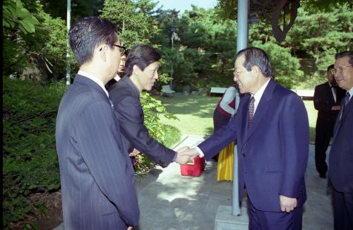 김종필 국무총리 일간신문 시사만화가들과 오찬 이미지