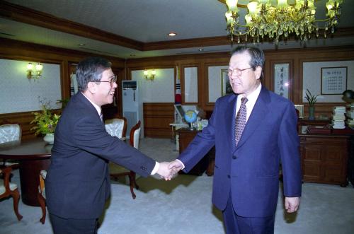 김종필 국무총리 오홍근 국정홍보처장 보고 이미지