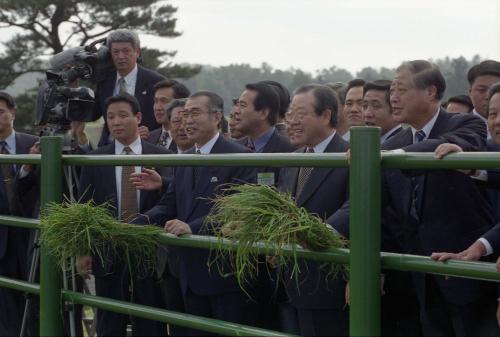 한ㆍ일 양국 총리 제주마 방목지 시찰 이미지