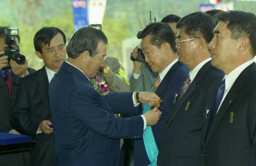 김종필 국무총리 남강다목적댐 보강사업 준공식 참석 이미지