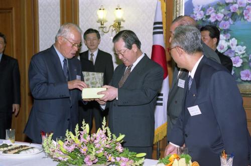 김종필 국무총리 일본 나라현 한일상공인 대표단 다과회 참석 이미지