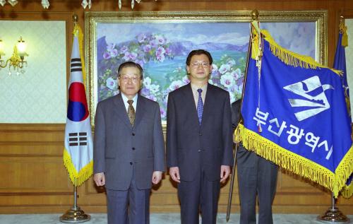 김종필 국무총리 실업대책 유공자 포상식 참석 이미지