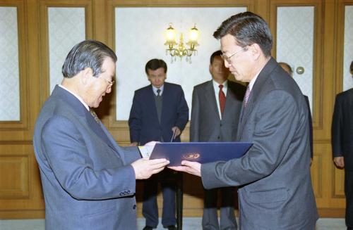 김종필 국무총리 이제용 공주교육대학교 총장 임명장 수여식 이미지