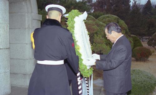 김종필 국무총리 국립묘지 참배 이미지