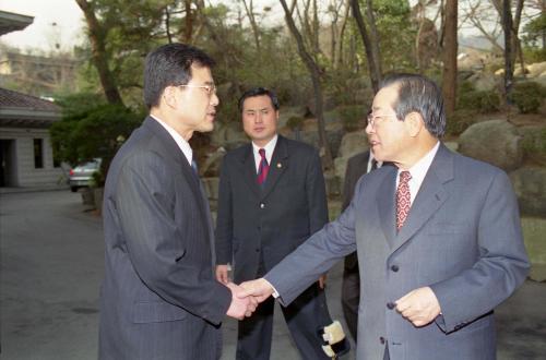 김종필 국무총리 총리공관 경비대장 격려 이미지