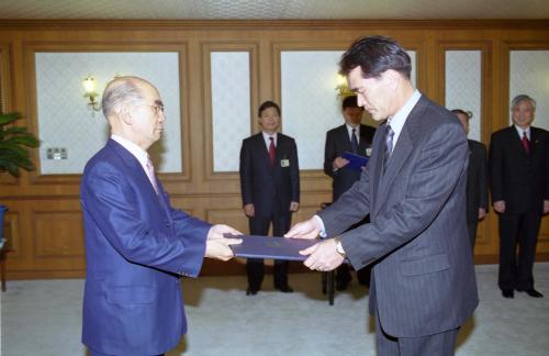 박태준 국무총리 정완호 한국교원대학교 총장 임명장 수여식 이미지