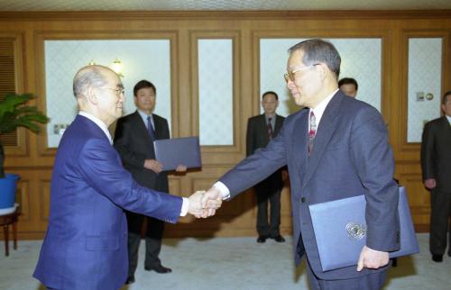 박태준 국무총리 박용섭 한국해양대학교 총장, 정두영 청주교육대학교 총장 임명장 수여식 이미지