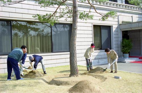 박태준 국무총리 내외분 식목일 기념식수 이미지