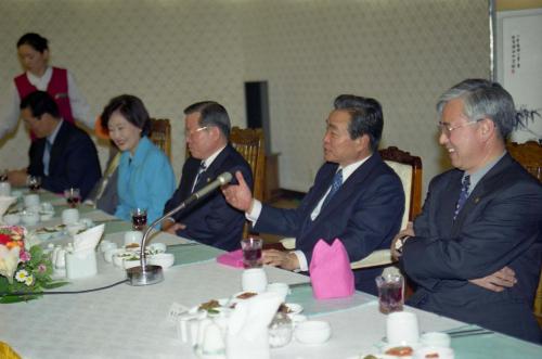 이한동 국무총리서리 국무위원들과 오찬 이미지